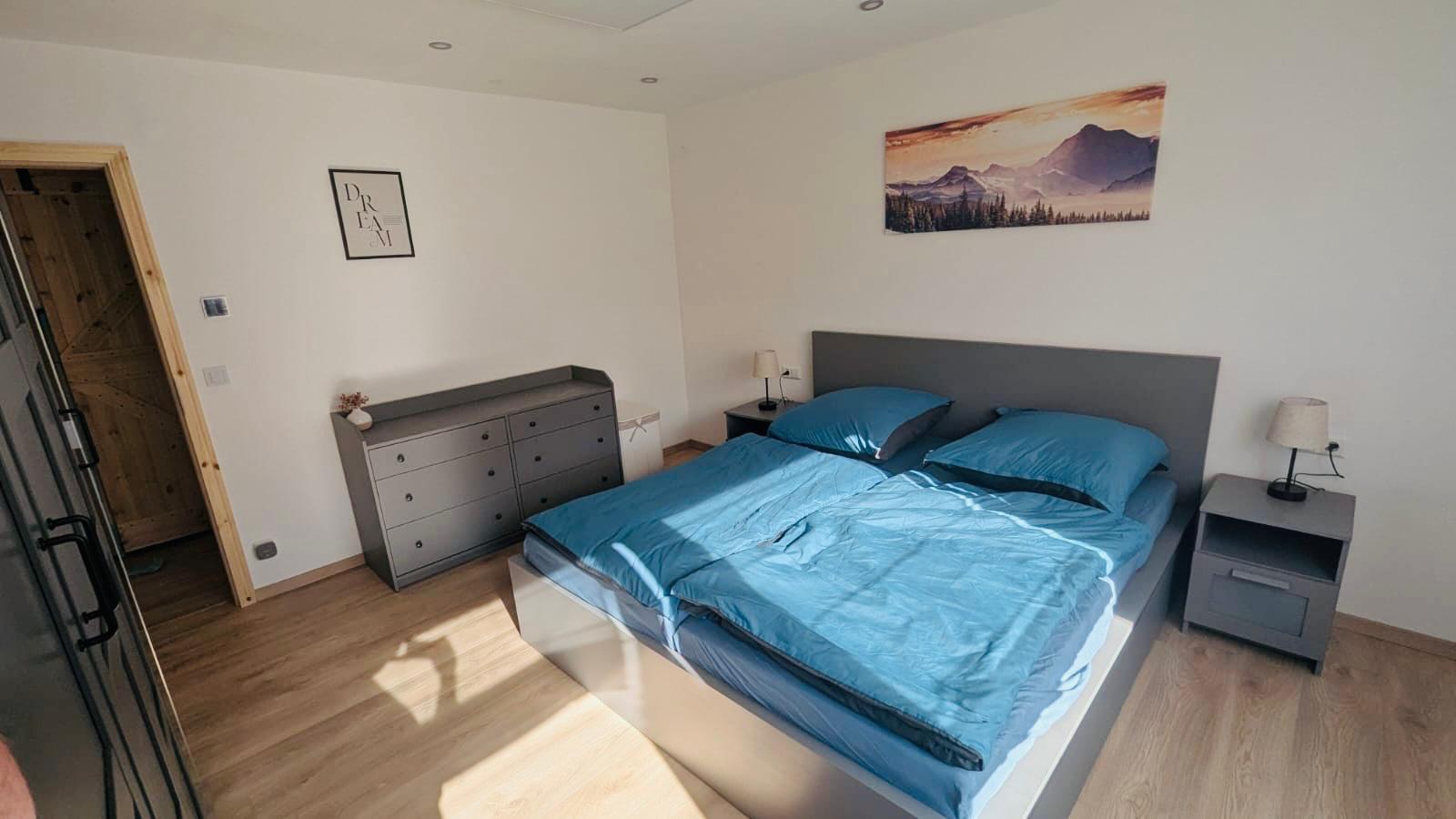 Blick in ein Schlafzimmer mit großem Kleiderschrank, Schminktisch und Wickeltisch.